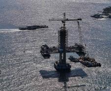 Instalação dos cabos de aço no trecho estaiado da Ponte de Guaratuba