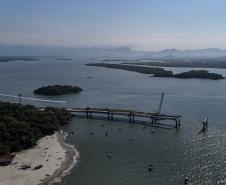 Instalação dos cabos de aço no trecho estaiado da Ponte de Guaratuba