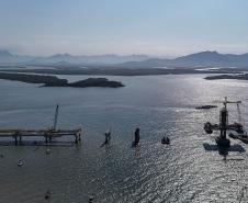 Instalação dos cabos de aço no trecho estaiado da Ponte de Guaratuba