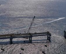 Instalação dos cabos de aço no trecho estaiado da Ponte de Guaratuba