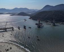 Instalação dos cabos de aço no trecho estaiado da Ponte de Guaratuba