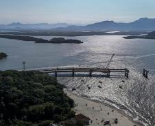 Instalação dos cabos de aço no trecho estaiado da Ponte de Guaratuba