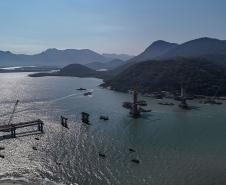 Instalação dos cabos de aço no trecho estaiado da Ponte de Guaratuba