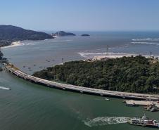 Instalação dos cabos de aço no trecho estaiado da Ponte de Guaratuba