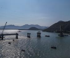 Instalação dos cabos de aço no trecho estaiado da Ponte de Guaratuba