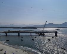 Instalação dos cabos de aço no trecho estaiado da Ponte de Guaratuba