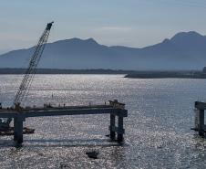 Instalação dos cabos de aço no trecho estaiado da Ponte de Guaratuba
