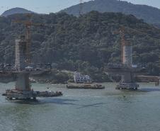 Instalação dos cabos de aço no trecho estaiado da Ponte de Guaratuba