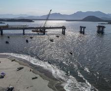 Instalação dos cabos de aço no trecho estaiado da Ponte de Guaratuba