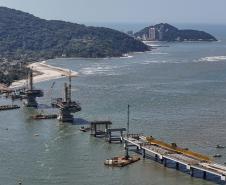 Instalação dos cabos de aço no trecho estaiado da Ponte de Guaratuba