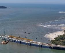 Instalação dos cabos de aço no trecho estaiado da Ponte de Guaratuba
