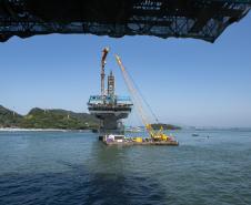 Instalação dos cabos de aço no trecho estaiado da Ponte de Guaratuba
