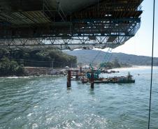 Instalação dos cabos de aço no trecho estaiado da Ponte de Guaratuba