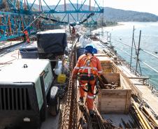 Instalação dos cabos de aço no trecho estaiado da Ponte de Guaratuba