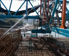 Instalação dos cabos de aço no trecho estaiado da Ponte de Guaratuba