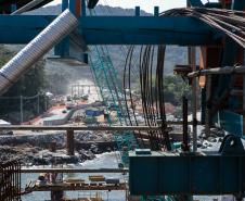 Instalação dos cabos de aço no trecho estaiado da Ponte de Guaratuba