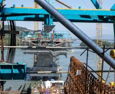 Instalação dos cabos de aço no trecho estaiado da Ponte de Guaratuba