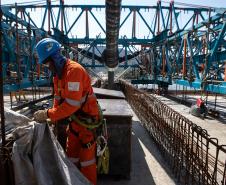 Instalação dos cabos de aço no trecho estaiado da Ponte de Guaratuba