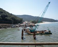 Instalação dos cabos de aço no trecho estaiado da Ponte de Guaratuba