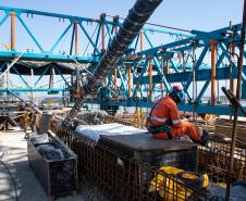 Instalação dos cabos de aço no trecho estaiado da Ponte de Guaratuba