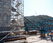 Instalação dos cabos de aço no trecho estaiado da Ponte de Guaratuba