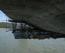 Instalação dos cabos de aço no trecho estaiado da Ponte de Guaratuba
