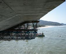 Instalação dos cabos de aço no trecho estaiado da Ponte de Guaratuba