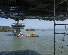 Instalação dos cabos de aço no trecho estaiado da Ponte de Guaratuba