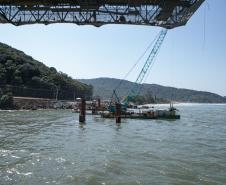 Instalação dos cabos de aço no trecho estaiado da Ponte de Guaratuba