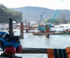 Instalação dos cabos de aço no trecho estaiado da Ponte de Guaratuba