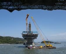 Instalação dos cabos de aço no trecho estaiado da Ponte de Guaratuba