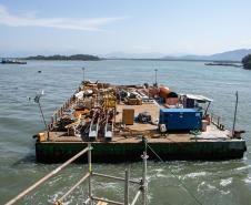 Instalação dos cabos de aço no trecho estaiado da Ponte de Guaratuba
