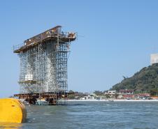Instalação dos cabos de aço no trecho estaiado da Ponte de Guaratuba