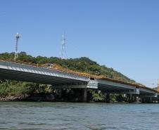 Instalação dos cabos de aço no trecho estaiado da Ponte de Guaratuba