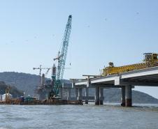 Instalação dos cabos de aço no trecho estaiado da Ponte de Guaratuba