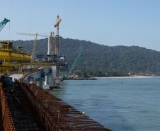 Obra de construção da ponte de Guaratuba.