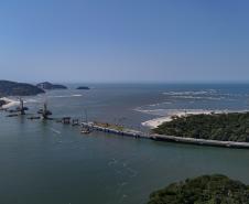 Instalação dos cabos de aço no trecho estaiado da Ponte de Guaratuba