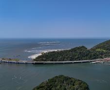 Instalação dos cabos de aço no trecho estaiado da Ponte de Guaratuba