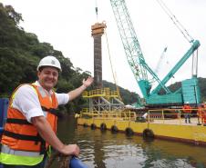 Governador em frente a obras da Ponte de Guaratuba