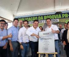 Pessoas comemorando a duplicação