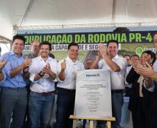 Pessoas comemorando a duplicação