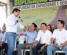 Homem discursando em cima do palco