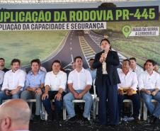 Mulher discursando em cima do palco