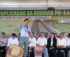 Homem discursando em cima do palco
