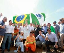Pessoas comemorando a duplicação