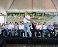 Governador discursando em cima do palco