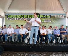 Governador discursando em cima do palco