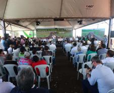 Governador discursando em cima do palco