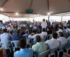 Governador discursando em cima do palco