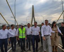 Pessoas andando pela Ponte da Integração
